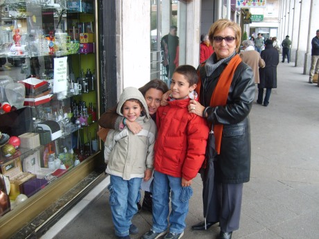 Hugo und Sergio mit ihrer Mama Rosa und abuela Lolli