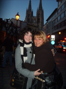 Sara und ich beim Frieren vor der Kathedrale